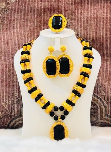 Ngalam necklace with black pearl